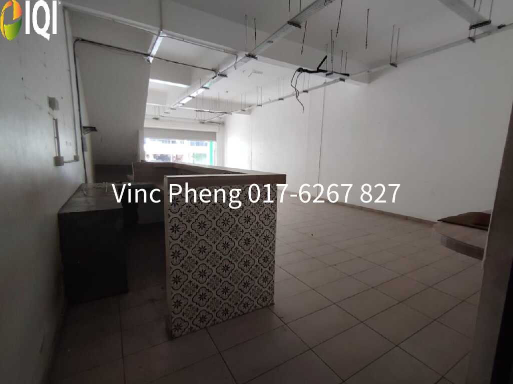 PRIME LOCATION 3-Storey Shoplot @ Cheng Utama image