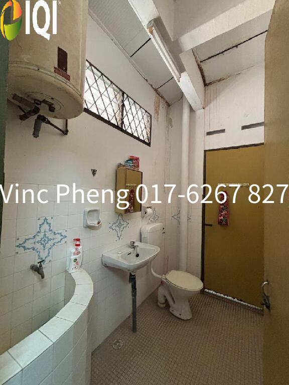 Rare SPACIOUS CORNER LOT! FREEHOLD 5R Double Storey @ Kampung Lapan image