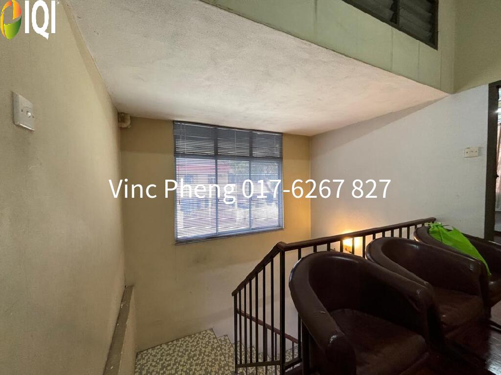 Rare SPACIOUS CORNER LOT! FREEHOLD 5R Double Storey @ Kampung Lapan image