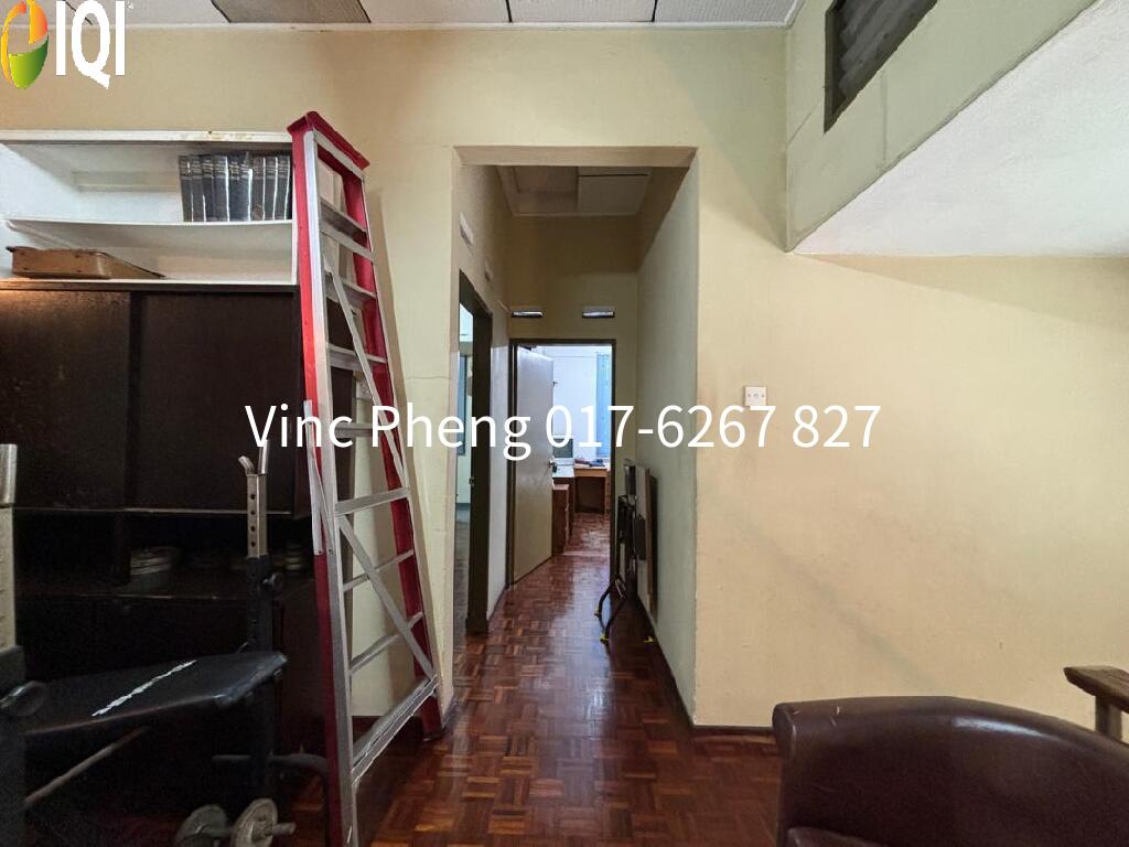 Rare SPACIOUS CORNER LOT! FREEHOLD 5R Double Storey @ Kampung Lapan image