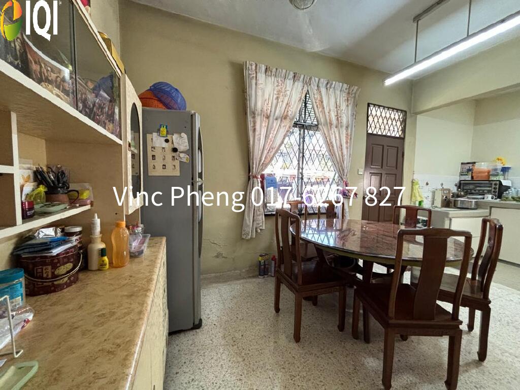 Rare SPACIOUS CORNER LOT! FREEHOLD 5R Double Storey @ Kampung Lapan image