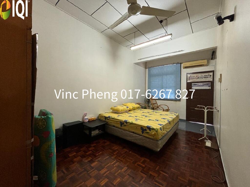 Rare SPACIOUS CORNER LOT! FREEHOLD 5R Double Storey @ Kampung Lapan image