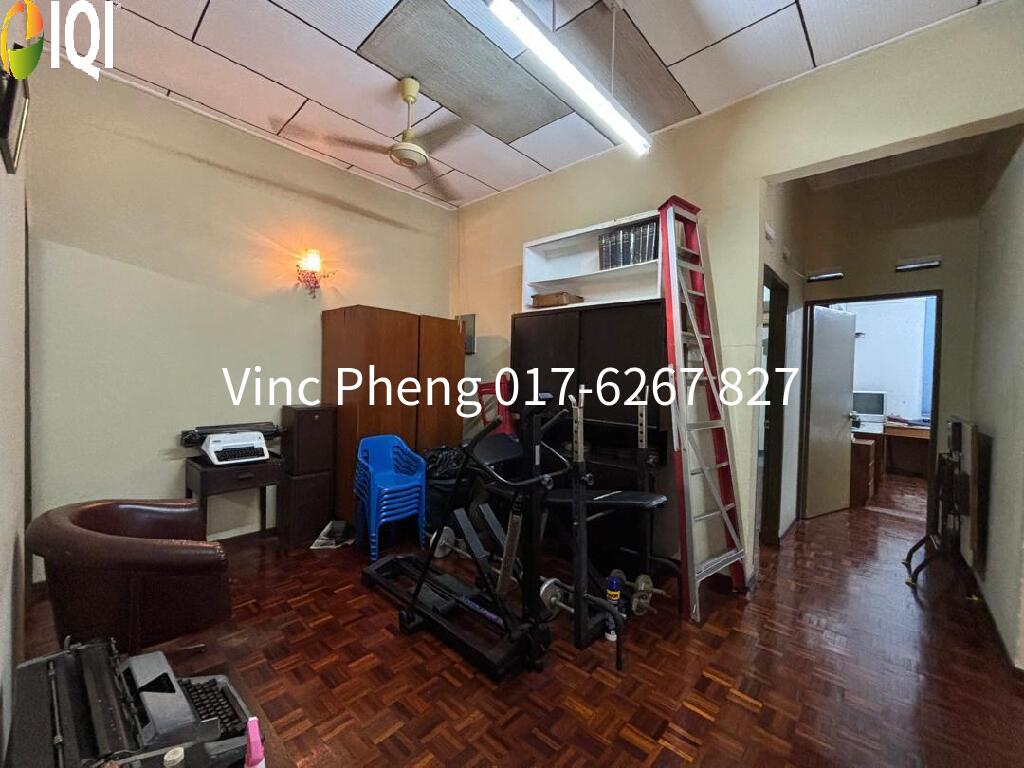 Rare SPACIOUS CORNER LOT! FREEHOLD 5R Double Storey @ Kampung Lapan image