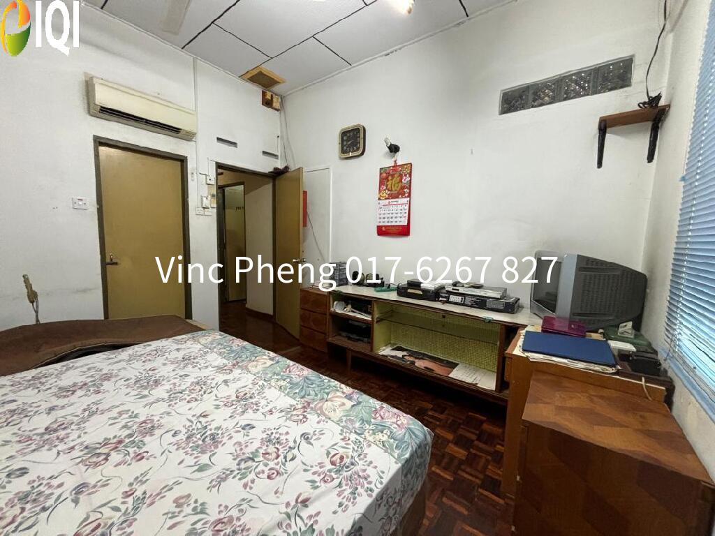 Rare SPACIOUS CORNER LOT! FREEHOLD 5R Double Storey @ Kampung Lapan image