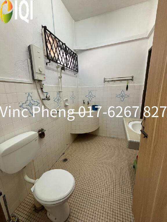 Rare SPACIOUS CORNER LOT! FREEHOLD 5R Double Storey @ Kampung Lapan image