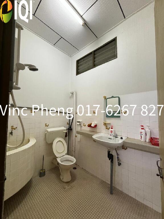 Rare SPACIOUS CORNER LOT! FREEHOLD 5R Double Storey @ Kampung Lapan image