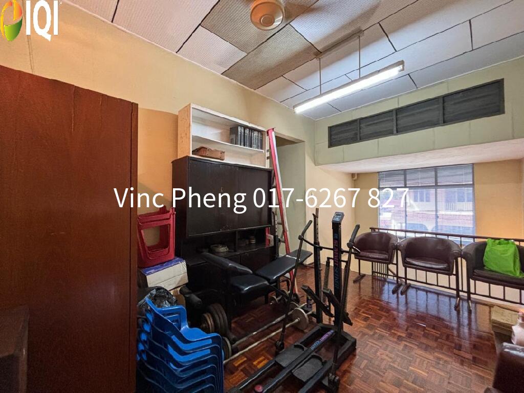 Rare SPACIOUS CORNER LOT! FREEHOLD 5R Double Storey @ Kampung Lapan image