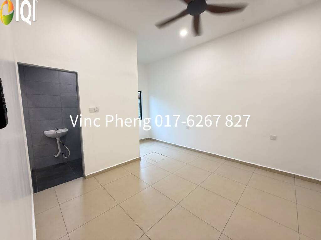 FREEHOLD FULLY RENOVATED & REBUILT Terrace @  Ujong Pasir   image