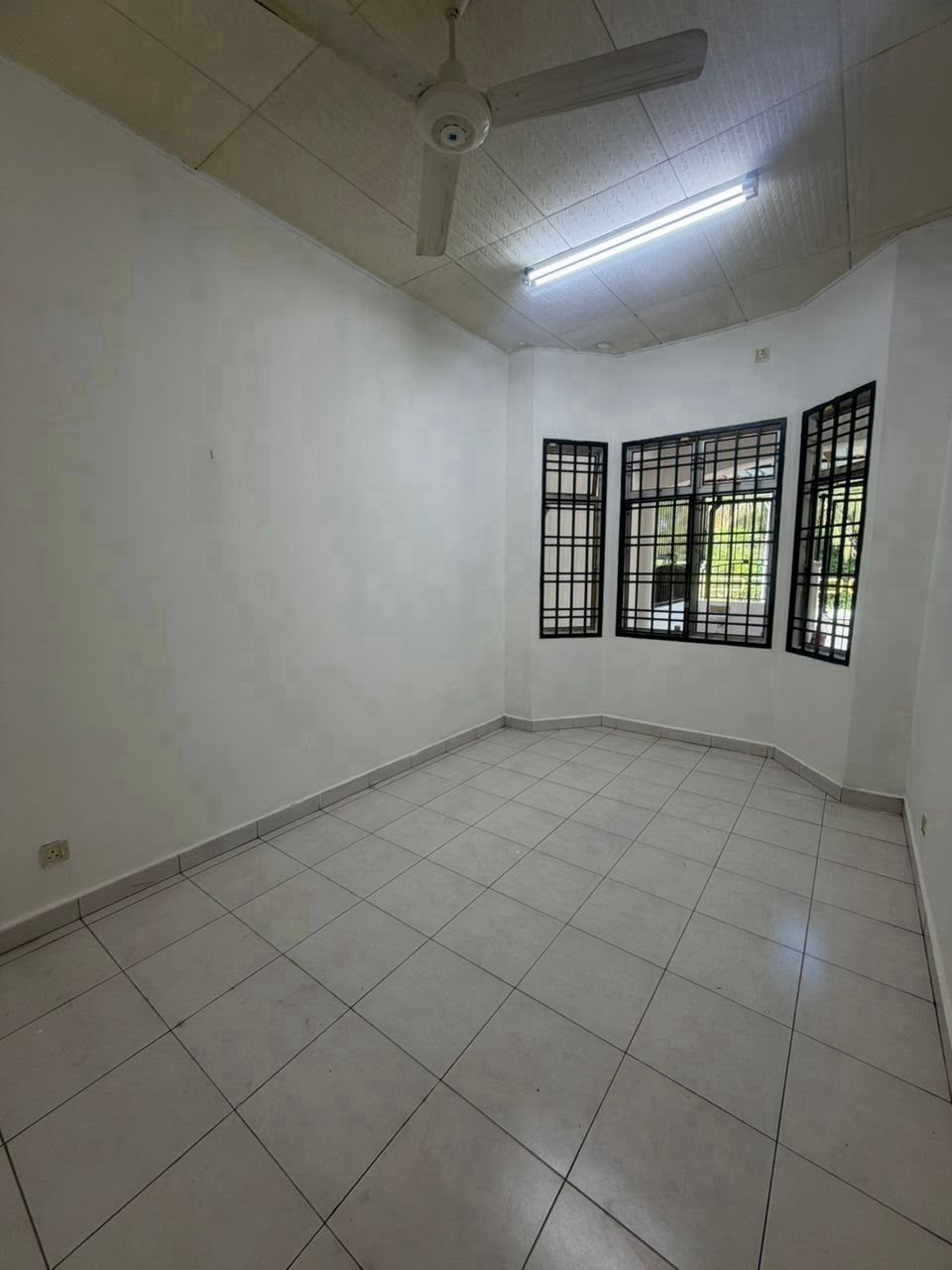 Taman Bestari Indah 1 Sty Terrace Corner Lot,Renovated,Unblock,Ulu Tiram image