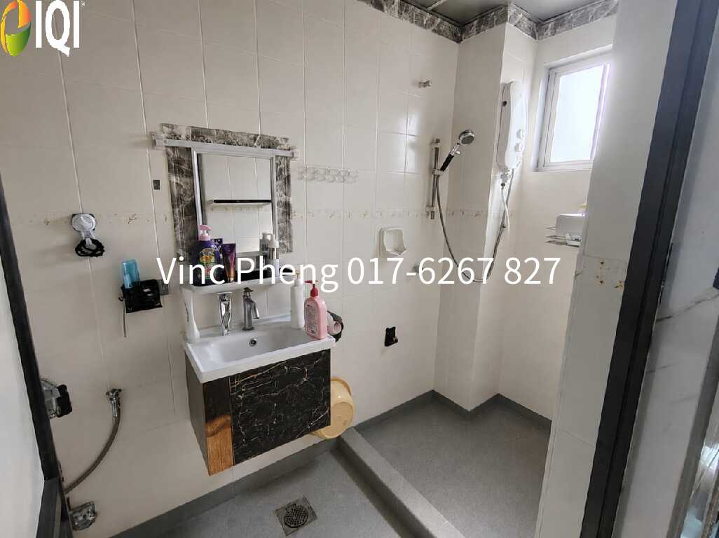 BELOW BANK VALUE! Corner Unit 4BR Condo @ Ujong Pasir   image