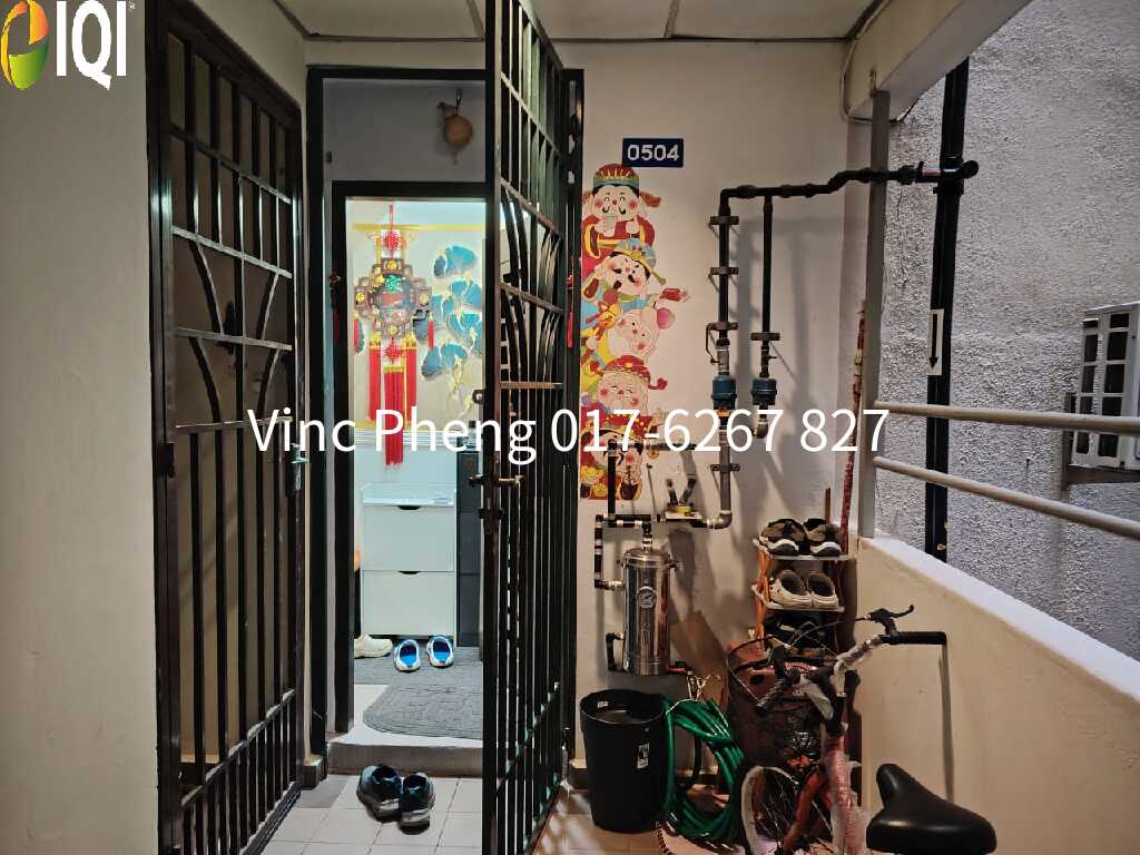 BELOW BANK VALUE! Corner Unit 4BR Condo @ Ujong Pasir   image