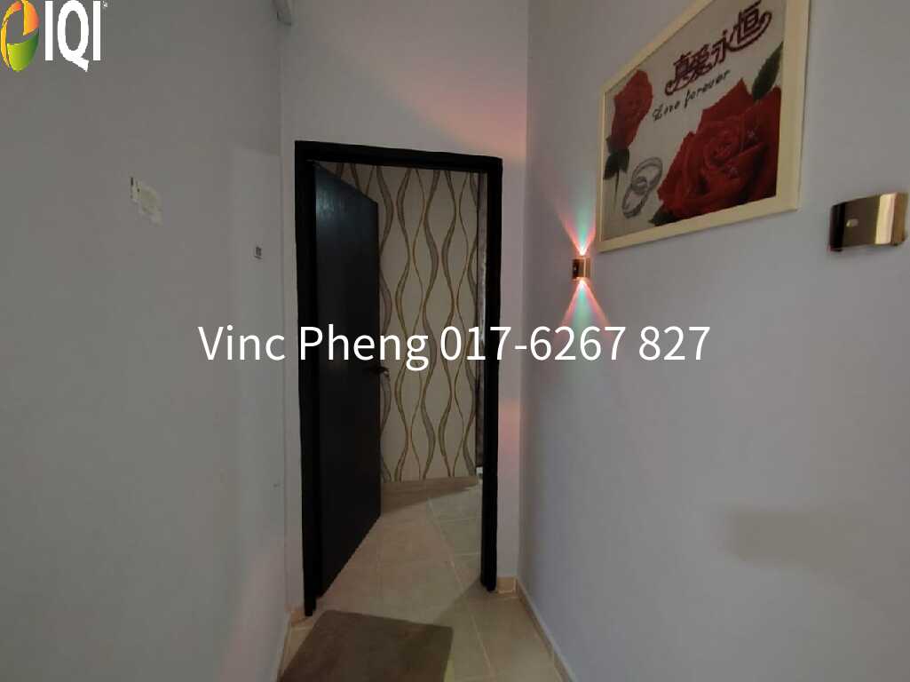 BELOW BANK VALUE! Corner Unit 4BR Condo @ Ujong Pasir   image