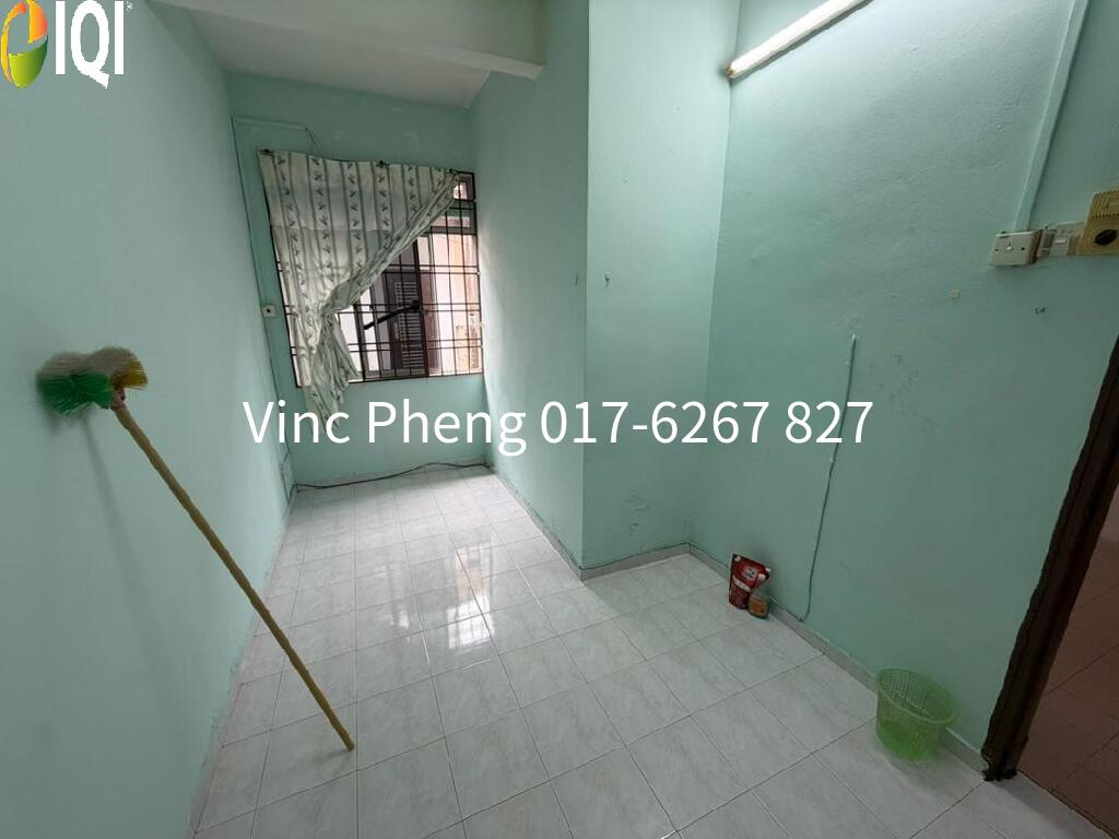 SPACIOUS Refurbished Double Storey Terrace @ Batu Berendam image