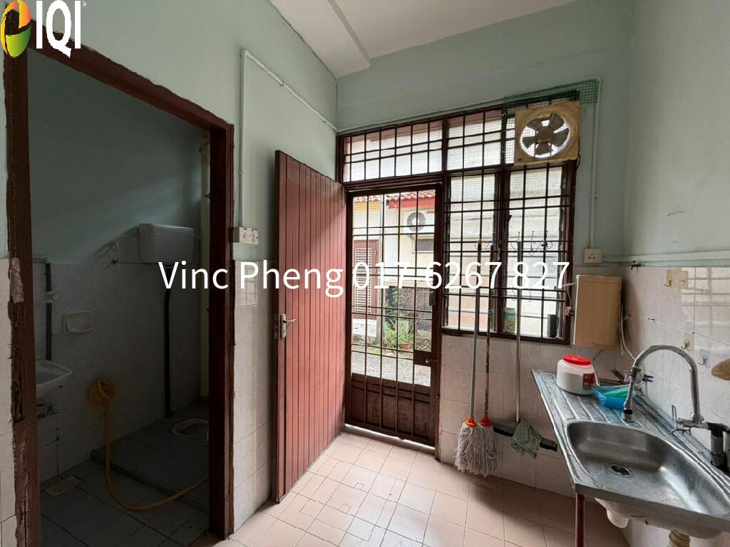 SPACIOUS Refurbished Double Storey Terrace @ Batu Berendam image