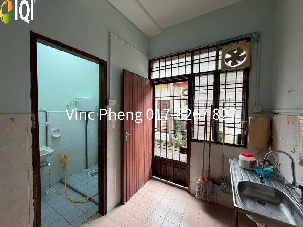 SPACIOUS Refurbished Double Storey Terrace @ Batu Berendam image