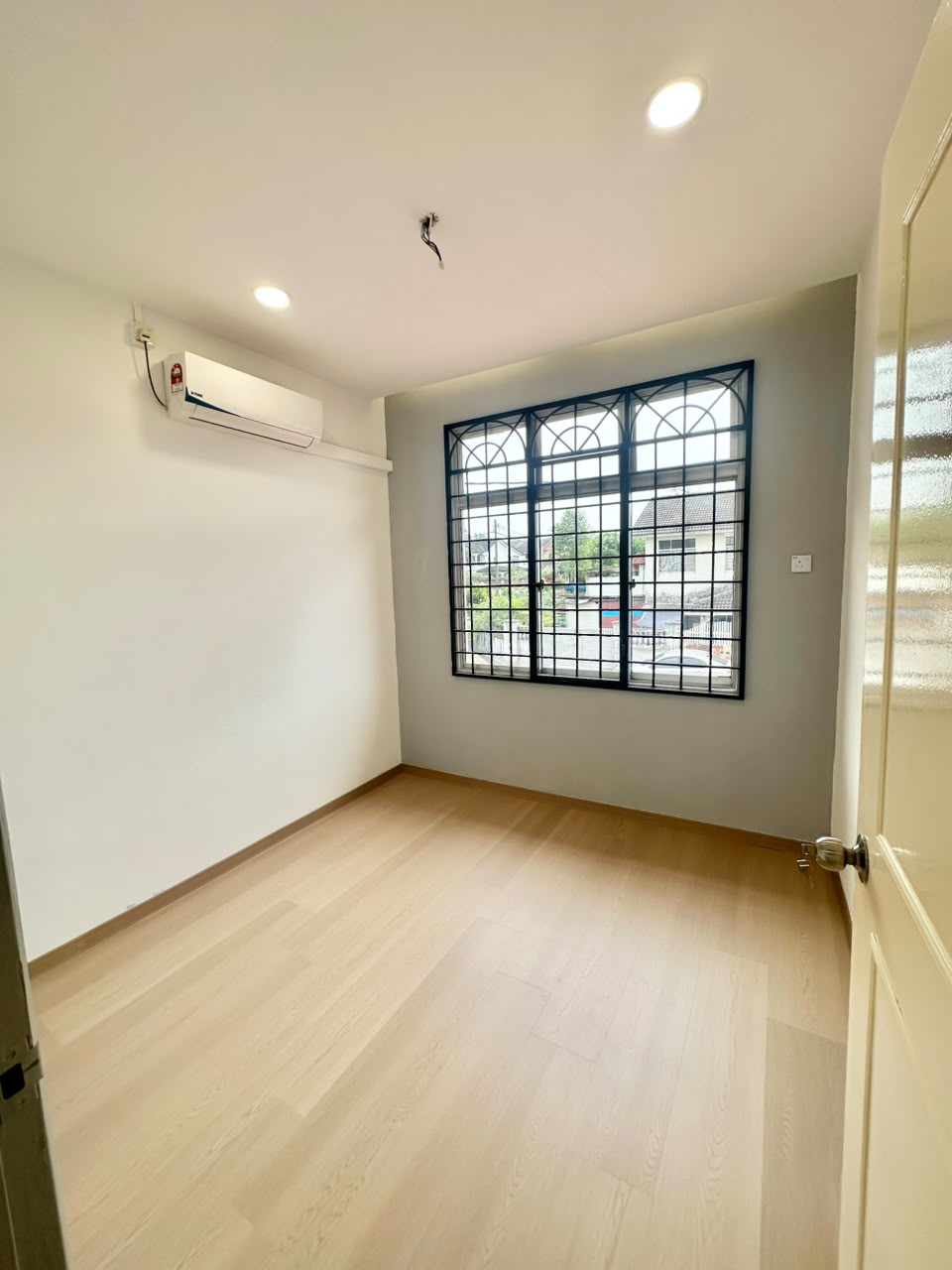 Taman Bukit Kempas 2 Sty Corner Lot,Johor Bahru,Renovated,Extend image