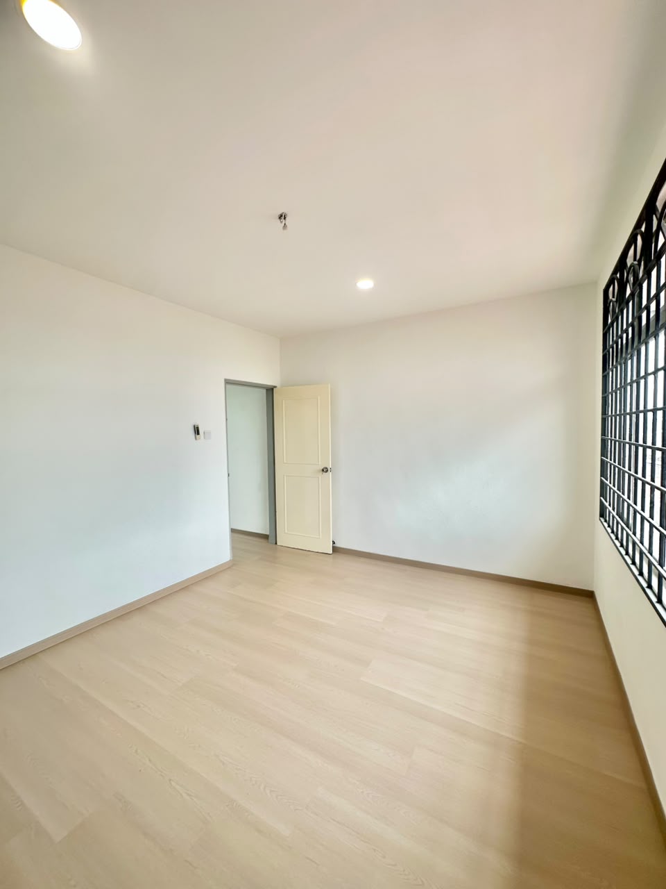 Taman Bukit Kempas 2 Sty Corner Lot,Johor Bahru,Renovated,Extend image