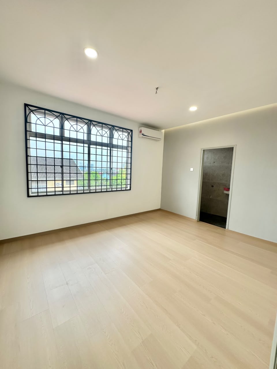 Taman Bukit Kempas 2 Sty Corner Lot,Johor Bahru,Renovated,Extend image