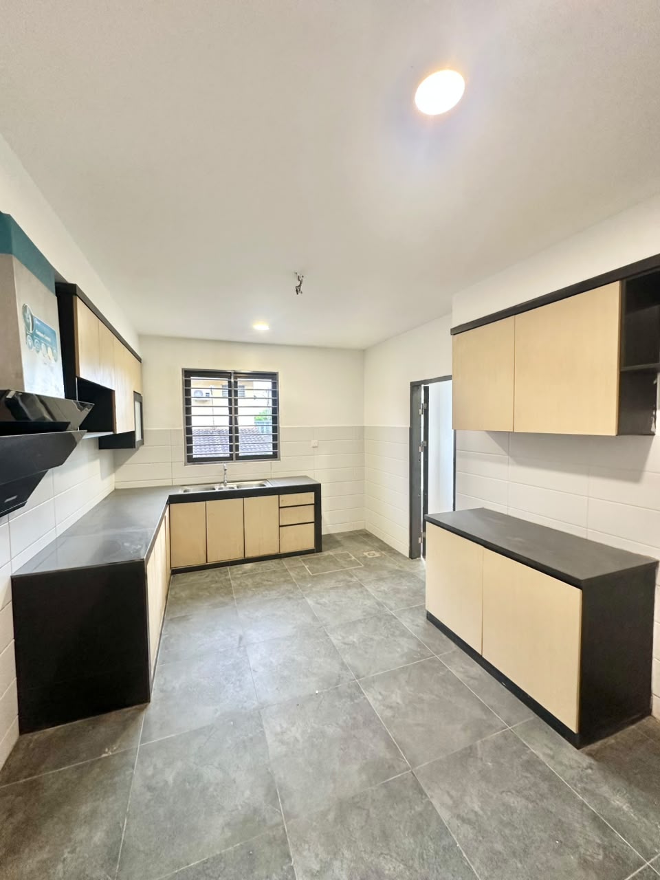 Taman Bukit Kempas 2 Sty Corner Lot,Johor Bahru,Renovated,Extend image