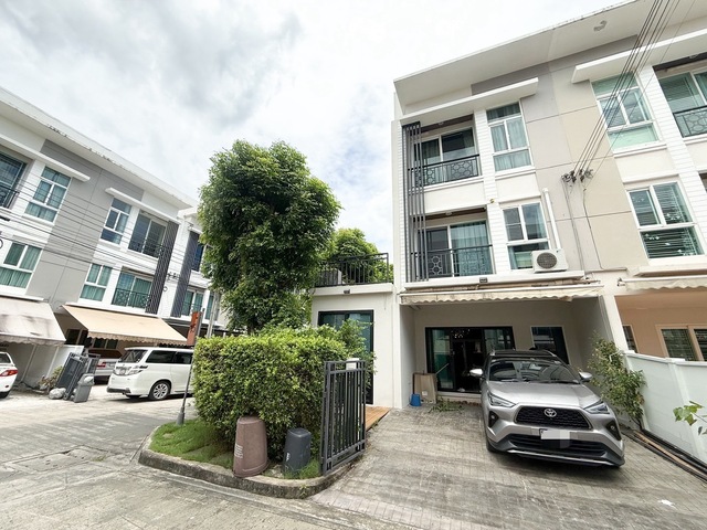 Selling House near Suvarnabhumi airport  Baan Klang Mueng Rama 9  Townhome Rama 9 – Motorway photo