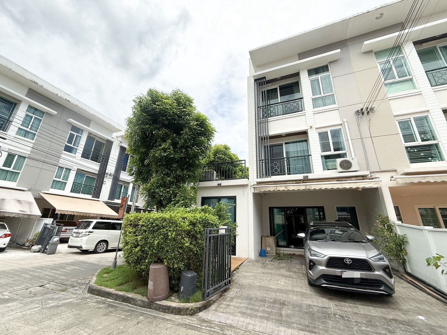 Selling House near Suvarnabhumi airport  Baan Klang Mueng Rama 9  Townhome Rama 9 – Motorway image