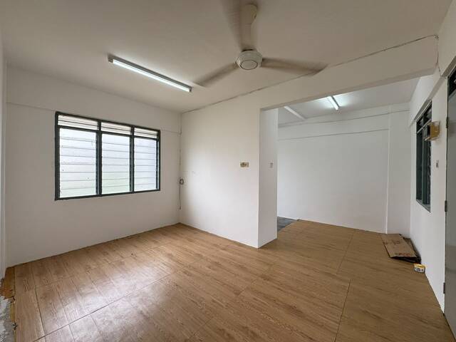 Molek Flat,Johor Bahru,Level 3,Partial Furnished,Ciq,For Rent photo