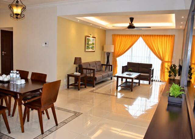 SPACIOUS 1,300 Sqft Condo for Rent @ Gold Coast Resort